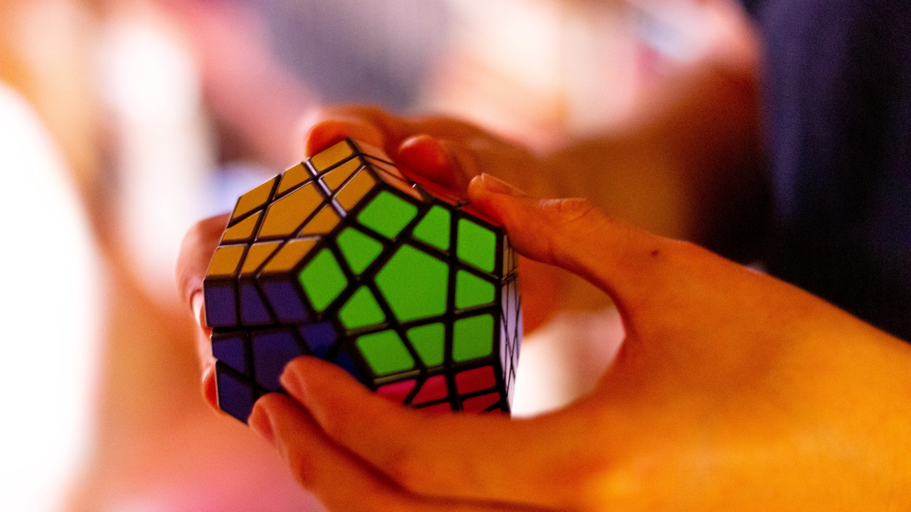 Összetett Rubik-kockát kirakó kéz – a kognitív empátia és a perspektívaváltás szimbóluma
