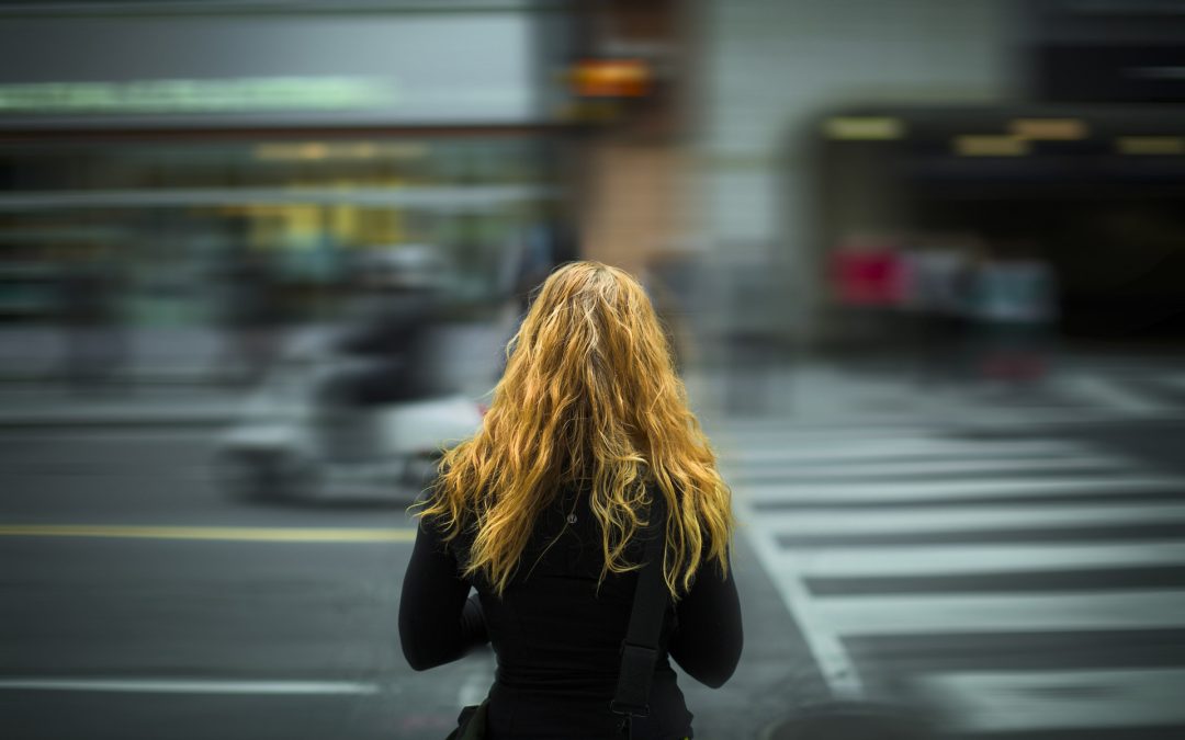 Egy nő hátulról a városi tömegben, egyedül – a láthatatlan fájdalom és a segítség szükségességének szimbóluma
