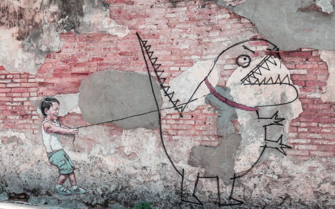 Egy kisfiú egy nagy dinoszauruszt sétáltat pórázon. Egy falrajzról készített fotó.