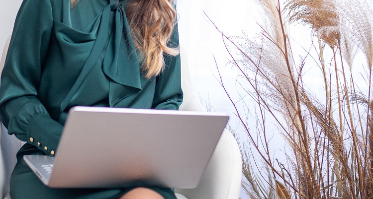 Simon Alina mentálhigiénés szakember laptop előtt online konzultációt tart – önismereti, párkapcsolati és borderline-személyiségzavar-specifikus pszichoedukációs tanácsadás rugalmas formában