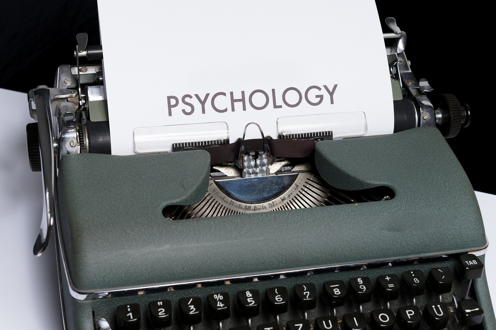 Régi írógép Psychology felirattal – a lelki folyamatok megértésének és a pontosabb önismeretnek a jelképe